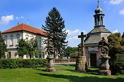 Statues et chapelles.