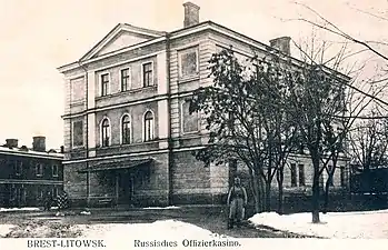 « Mess des officiers russes » à Brest gardé par une sentinelle allemande, 1916