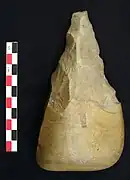 Galet aménagé taillé sur deux faces servant d'outil