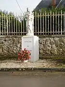 Statue Notre-Dame de Billancourt, en bordure de voirie.