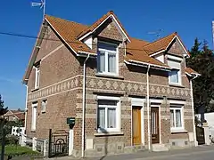 Des habitations groupées par deux.