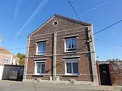 Des habitations groupées par deux.