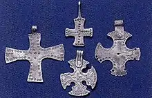 Formes géométriques sur fond bleu