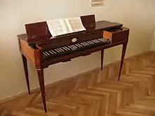 photo : un piano-forte carré