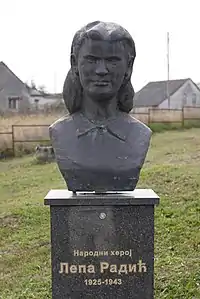 Buste en hommage à Lepa Radić.