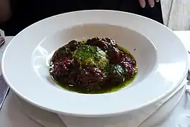 escargots Mauricette et boulettes de viande avec royale de champignons