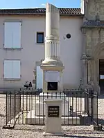 Le monument aux morts devant l'église (juin 2009)
