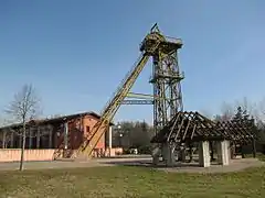 Le chevalement du puits de Sainte-Marie et un baritel.