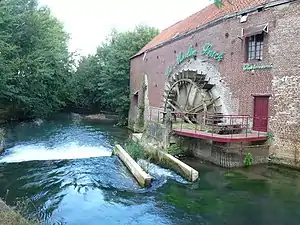 Le « moulin Snick », maintenant restaurant et les restes de l'ancien vannage.