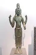 Avalokitesvara (vêtu plus "local" que le suivant). Hoài Nhơn, Bình Định. VIIIe – IXe siècle. Bronze, H. 64 cm. MH Vietnam