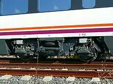 La photo montre un bogie en gros plan.