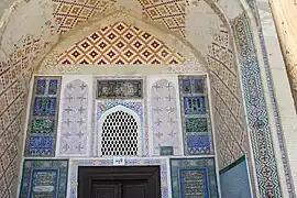 Vue partielle du porche de la mosquée Bolo Haouz.