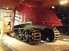 Chenille souple de type Bombardier à travers d'acier emboutis boulonnés sur 2 courroies de convoyeur et entraînée par barbotin.