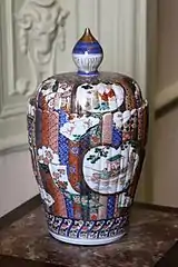 Vase à couvercle en porcelaine d'Imari (Japon, XVIIIe siècle).