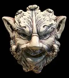 Mascaron en ronde-bosse, percé de deux trous de suspension, Marseille, musée des arts décoratifs, de la faïence et de la mode.