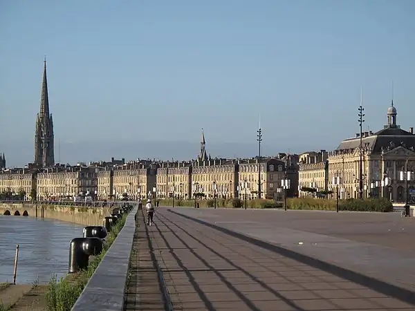 Quais de Bordeaux et basilique Saint-Michel.