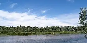Photographie en couleurs d'un cours d'eau et de son environnement naturel
