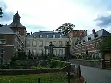 Vue générale de la cour