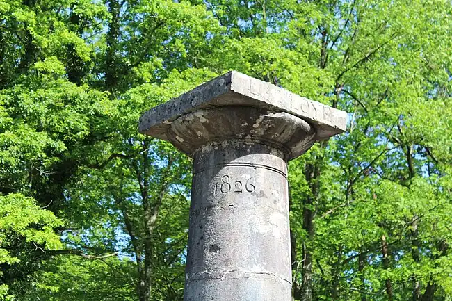 « 1826 » gravé sous le chapiteau de la 1re borne.