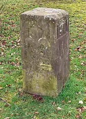 Le baron François-Marie-Claude Richard de Hautesierck (1713-1789) fit établir cette borne frontière portant fleur de lys près de la cité Bois-Richard de L'Hôpital qui porte son nom. Cette borne a été déplacée et se trouve placée près de l'église de Lauterbach (Sarre)