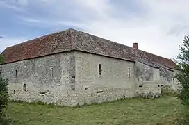 Canonnières dans les murs.