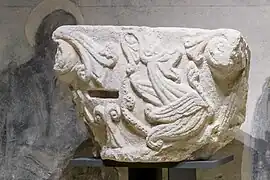 Fragment lapidaire de l'ancienne cathédrale : chapiteau historié roman.