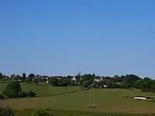 Bourg de Couesmes, vu de la vallée du ruisseau de Beslay, au lieu-dit Fontenay.