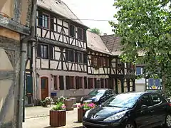 vue sur la maison du n°25 (centre) et du n°26 au (fond).