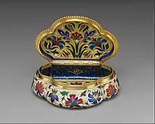 Boîte, c. 1875, émail et or, MET.