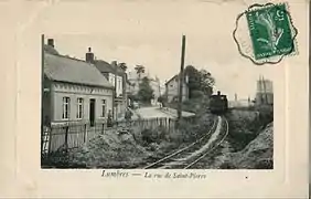 Un train de la ligne d'Anvin à Calais quitte la gare de Lumbres.