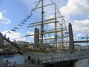 * Mircea devant le pont de Recouvrance.