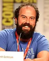 Brett Gelman interprète Murray Bauman.