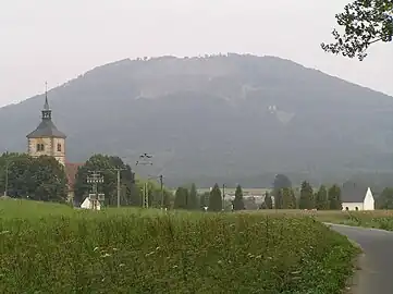Brniště et le mont Tlustec (589 m).