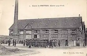 Une usine transformée en caserne, pendant la Première Guerre mondiale.