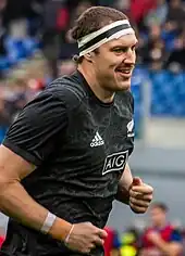 Photographie d'un homme avec un maillot sportif noir vu de côté