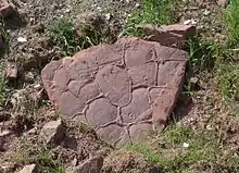 Une dalle de grès des lits inférieurs de Bromacker, montrant des drapages de mudstone fissurés.