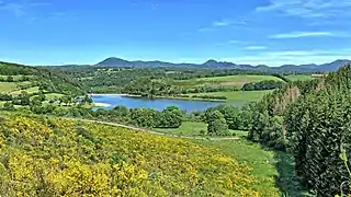 Le lac d'Anchald devant la chaîne des Puys.