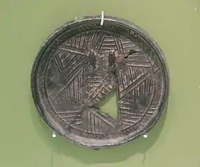 Miroir de bronze, D. 11,2 cm. Environs de Pyongyang. Période Gojoseon, début de l'âge du fer. Musée national de Corée