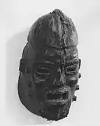 Masque facial nchibe recouvert de peau animale