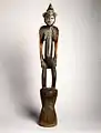 figurine féminine en bois sombre d'environ 1 m de hauteur