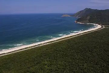 Panorama sur la plage de Grumari