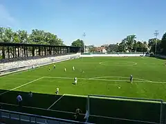 L'avenue du Suffrage Universel à gauche du stade