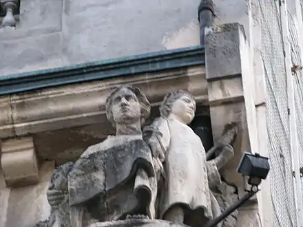 Statue sur la façade de la Banque roumaine de crédit