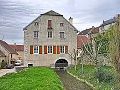 Le moulin et le canal.