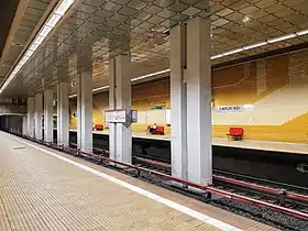 Un quai latéral avec les deux voies les colonnes de soutènement et à gauche en arrière plan le deuxième quai