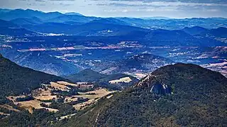 Vue depuis le Pech de Bugarach au loin le château de Puivert.