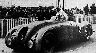 Victoire des 24 Heures du Mans 1937 avec Robert Benoist et Jean-Pierre Wimille.
