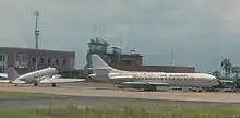Photo couleur, une caravelle « Air Burundi » et un DC-3 sur un aéroport.