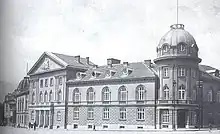 Dessin d'un bâtiment de pierre flanqué de deux tours cylindriques à dômes.