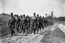 Photographie en noir et blanc de membres de la SA, en uniforme, à l'entraînement en 1932